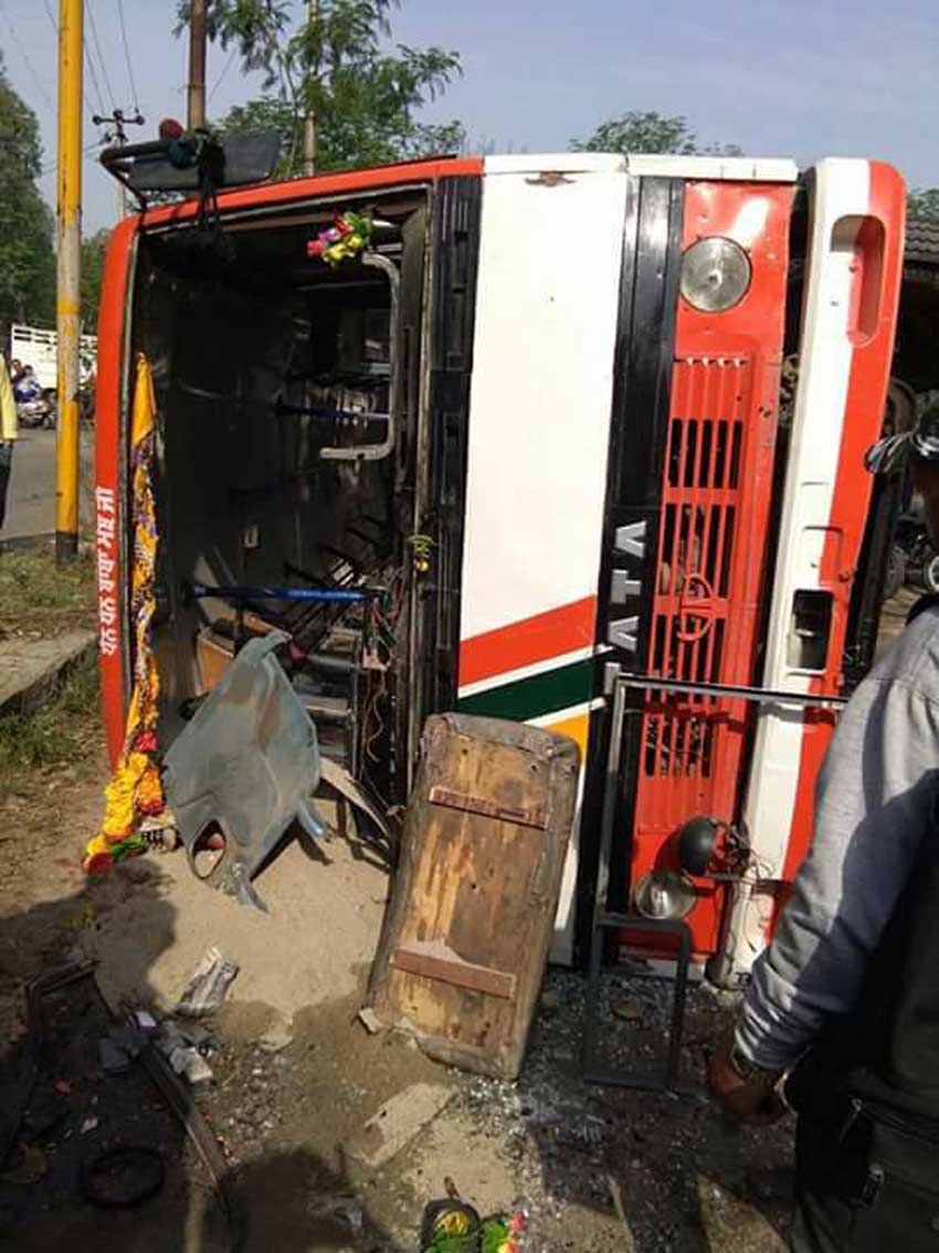 तेज रफ्तार बस पलटी, 25 घायल, 2 गंभीर