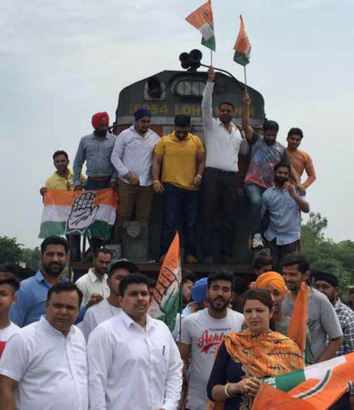 youth-congress-protest-favour-farmers-hoshiarpur-rail-roko