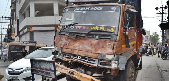 accident-govt-college-chowk-hoshiarpur-one-die-four-injuired-punjab