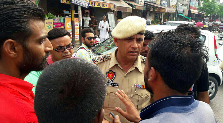 punjab-police-employee-slap-young-boy-phagwara-chowk-hoshiarpur-punjab