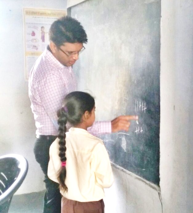 deputy-commissioner-checked-primery-school-hoshiarpur.jpg
