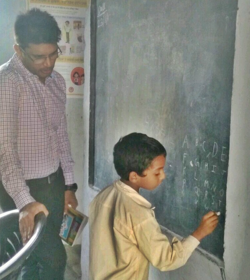 deputy-commissioner-checked-primery-school-hoshiarpur.jpg