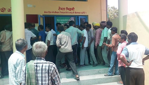 needy-people-eat-meal-sanjhi-rasoi-hoshiarpur.jpg