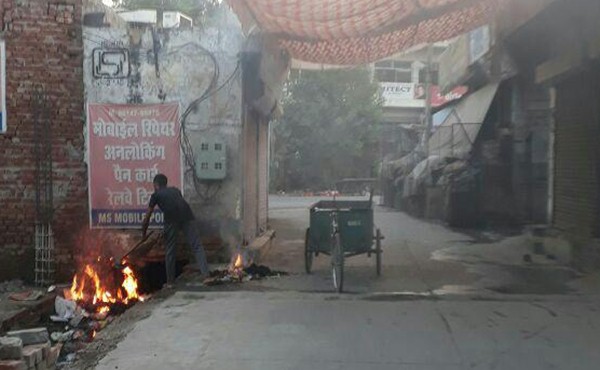 sweepers-fired-dust-main-bazar-mohalla-hariana-Hoahiarpur-Punjab.jpg