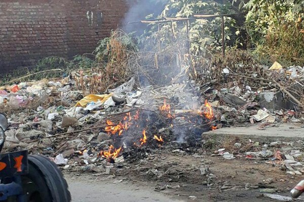 sweepers-fired-dust-main-bazar-mohalla-hariana-Hoahiarpur-Punjab.jpg