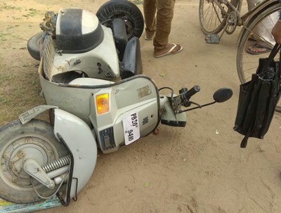 BMW-car-hit-recovery-van-chankoya-Nawashehar-one-injured.jpg
