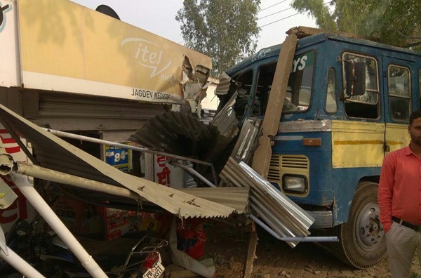 BMW-car-hit-recovery-van-chankoya-Nawashehar-one-injured.jpg