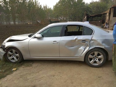 BMW-car-hit-recovery-van-chankoya-Nawashehar-one-injured.jpg