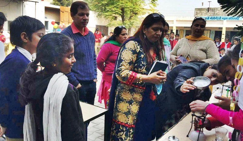 Govt-School-Fatehgarh-Hoshiarpur-Science-Fair-MC-Meenu-Sethi-saw-projects