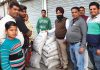 पार्षद हुंदल ने लाभपात्रियों को गेहूं वितरण की