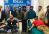 रोटेरियन रजनीश गुलियानी, अवीज्योत ने भाई कन्हैया जी ब्लड बैंक में जाकर साथियों सहित किया रक्तदान
