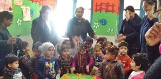 बचपन स्कूल में बच्चों व अध्यापकों ने खेली फूलों की होली