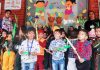 बाल वाटिका स्कूल में होली के खुशियों भरे रंगों में रंगे बच्चे और अध्यापक