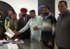 आप ने शामलात देह भूमि पर बिना नक्शा पास किए जा रहे निर्माण कार्य संबंधी जिलाधीश को सौंपा ज्ञापन