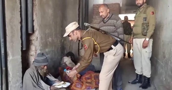 jammu curfew police give food beggers (2)