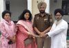 स्कूल के स्थापना दिवस पर प्रिं. आरती ने धन गुरु राम दास साहिब लंगर सेवा सोसायटी को भेंट की 50 हजार की राशि