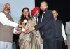 होशियारपुर की रैड क्रास सोसायटी अवार्ड ऑफ एक्सीलेंस से सम्मानित, पंजाब राज्यपाल ने जिलाधीश को सौंपा अवार्ड