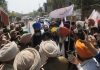 किसानों ने झूठे पर्चों को रद्द करने की मांग को लेकर थाना टांडा का किया घेराव