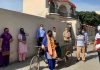 मोहल्ला निवासियों और पूर्व पार्षद हुंदल ने सफाई कर्मी गीता को किया सम्मानित