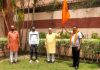 लक्की ठाकुर ने संतों के सम्मान में तीक्ष्ण सूद को भेंट किया भगवा ध्वज