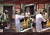 कृतार्थ हुए मोहल्ला निवासियों ने फूलों की वर्षा से किया सफाई कर्मी सुरेन्द्र का सम्मान