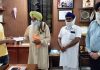 संत बाबा कुलदीप सिंह ने जिलाधीश को सौंपा 1 लाख रुपए का चैक