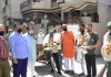 वार्ड 42 में मोहल्ला निवासियों ने सफाई कर्मियों का किया सम्मान, कृतज्ञता की व्यक्त
