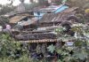 15 फीट गहरे खड्डे में गिरा अनियंत्रित ट्रक, चालक व सहायक घायल