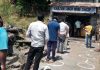 58 दिनों बाद खुली शराब की दुकानों पर लंबी कतारें, पुलिस कर रही नियंत्रित