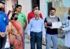 एलायंस क्लब ग्रेटर ने जरूरतमंद परिवारों को बांटा राशन, समाजसेवी राजपाल कपूर को किया सम्मानित