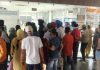 मिनी सचिवालय के सुविधा केंद्र में लोग नही समझ रहे सोशल डिस्टेंसिंग