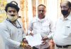 जरूरतमंद परिवारों को राशन वितरित कर नायब तहसीलदार को सौंपी रिपोर्ट