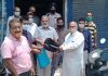कडक़ती धूप से बचने के लिए बैंक ग्राहकों को खन्ना ने भेंट किए छाते