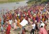 लॉकडाउन पर भारी पड़ी आस्था, प्रशासन को चुनौती देती रही तट पर जुटी भीड़