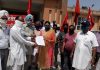 काटे गए राशन कार्ड दोबारा बनाने की मांग को लेकर मजदूर यूनियन ने लगाया धरना, बी.डी.पी.ओ को सौंपा ज्ञापन