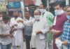 भाजयुमो ने लोगों को वितरित किए मास्क और सेनेटाइजऱ