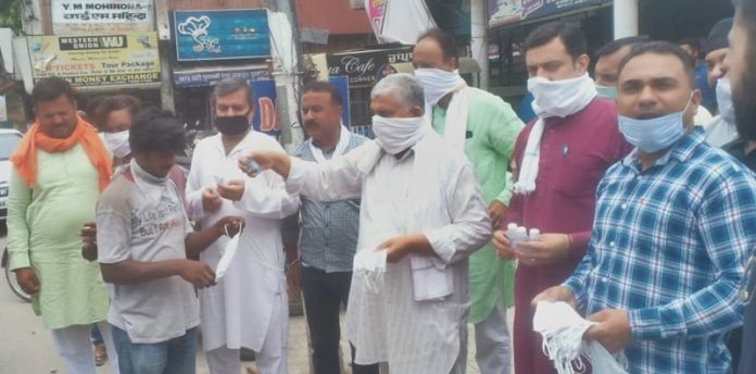 bjym-hoshiarpur-distributing-mask-senitizer
