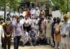 विधायक गिलजियां की अगुवाई में कांग्रेस कार्यकर्ताओं ने शहीद जवानों को किया नमन