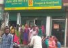 पंजाब एडं सिंध बैंक के बाहर लोगों की लगी भीड़ दिखा रही नियमों को ठेंगा