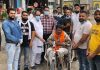 करनी सेना व हिंदू संगठनों ने जरूरतमंद को भेंट किया ट्राईसाइकिल