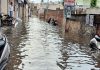 आरे वाली गली में दुकानों व घरों में घुसा बरसाती पानी, सीवरेज लाइन से जोडऩे के कारण हो रही समस्या