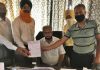 गवर्नमैंट टीचर्स यूनियन वैज्ञानिक ने जिला शिक्षा अधिकारी बलदेव को मुख्यमंत्री के नाम सौंपा ज्ञापन