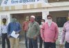 आवास सहायक काला बिल्ला लगाकर एक सप्ताह से जता रहे सरकार के खिलाफ रोष