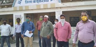 आवास सहायक काला बिल्ला लगाकर एक सप्ताह से जता रहे सरकार के खिलाफ रोष