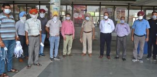 पंजाब रोडवेज होशियारपुर डीपो ने माडल टाऊन पुलिस के सहयोग से बस स्टैंड पर चलाई मुहिम बांटे मास्क