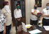 कोरोना जंग जीतकर ऑफिस पहुंचने पर एसडीएम का फतेह मिशन टीम के सदस्यों ने किया अभिनंदन
