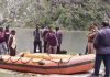 नदी में बहे निवेश की तलाश में जुटी गोताखोरों की टीम
