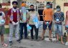 युवाओं ने मास्क वितरित कर लोगों को कोरोना महामारी के प्रति किया जागरूक