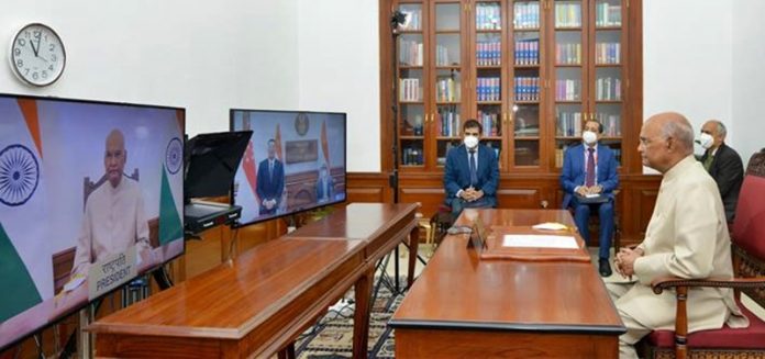 Mr. Simon Wong Wie Kuen presenting the credentials to the President,