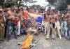 ग्रामरक्षा दल ने सरकार पर लगाया शोषण का आरोप, किया पुतला फूंक प्रदर्शन